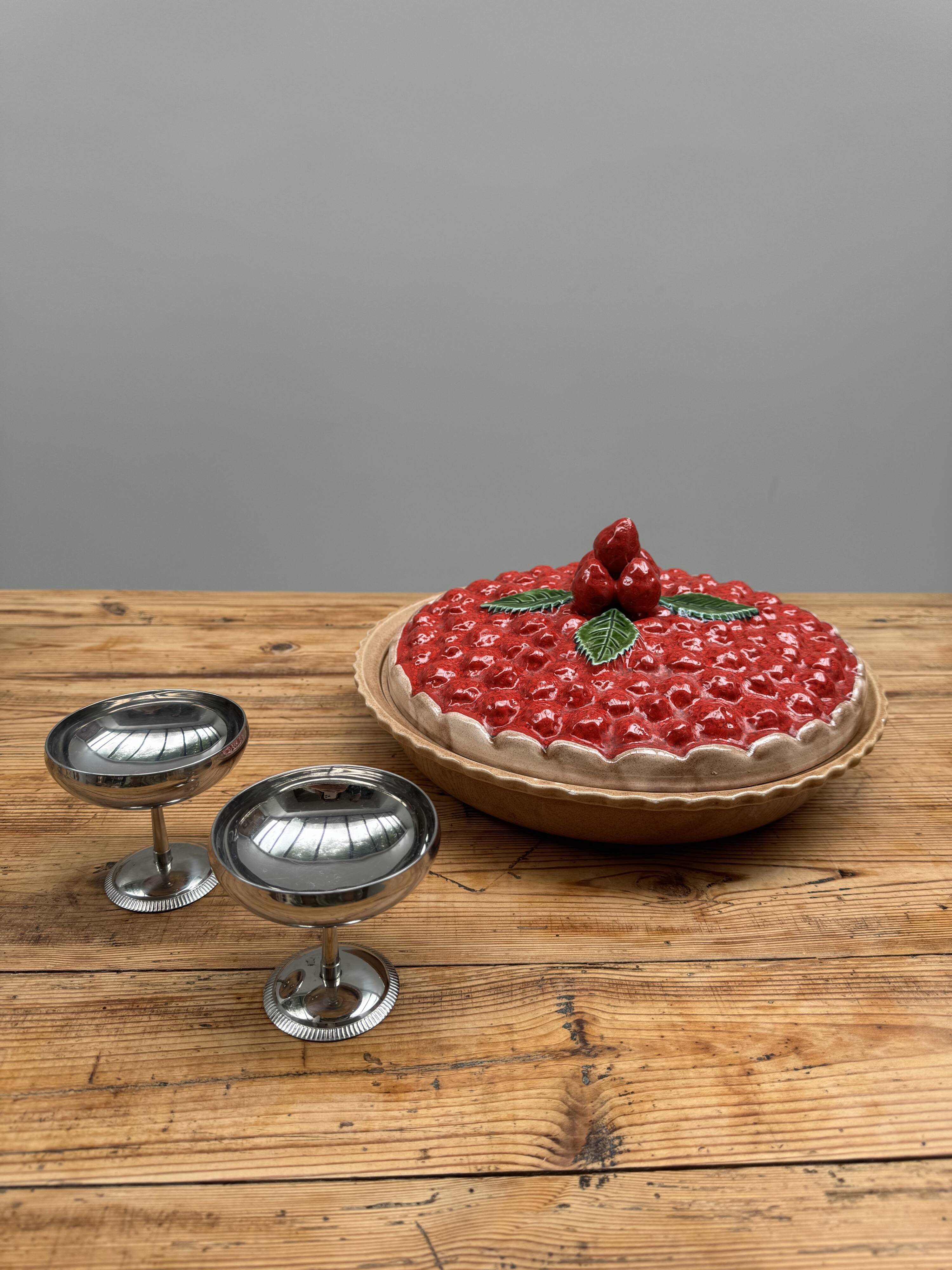 A trompe l’oeil strawberry pie dish