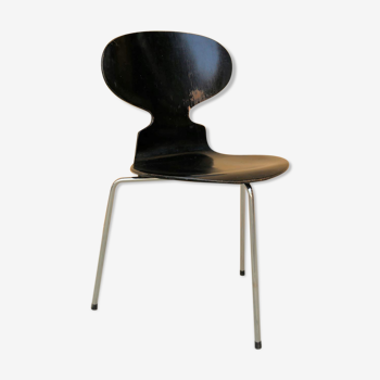 Chaise « Fourmi » par Arne Jacobsen pour les éditions Fritz Hansen