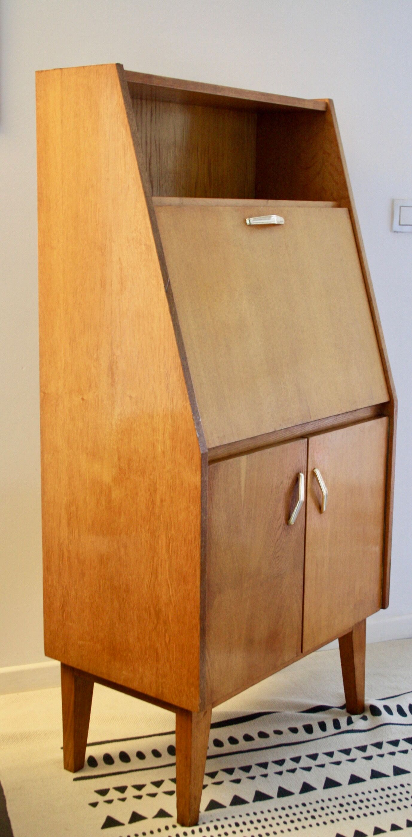 Secretary compass feet