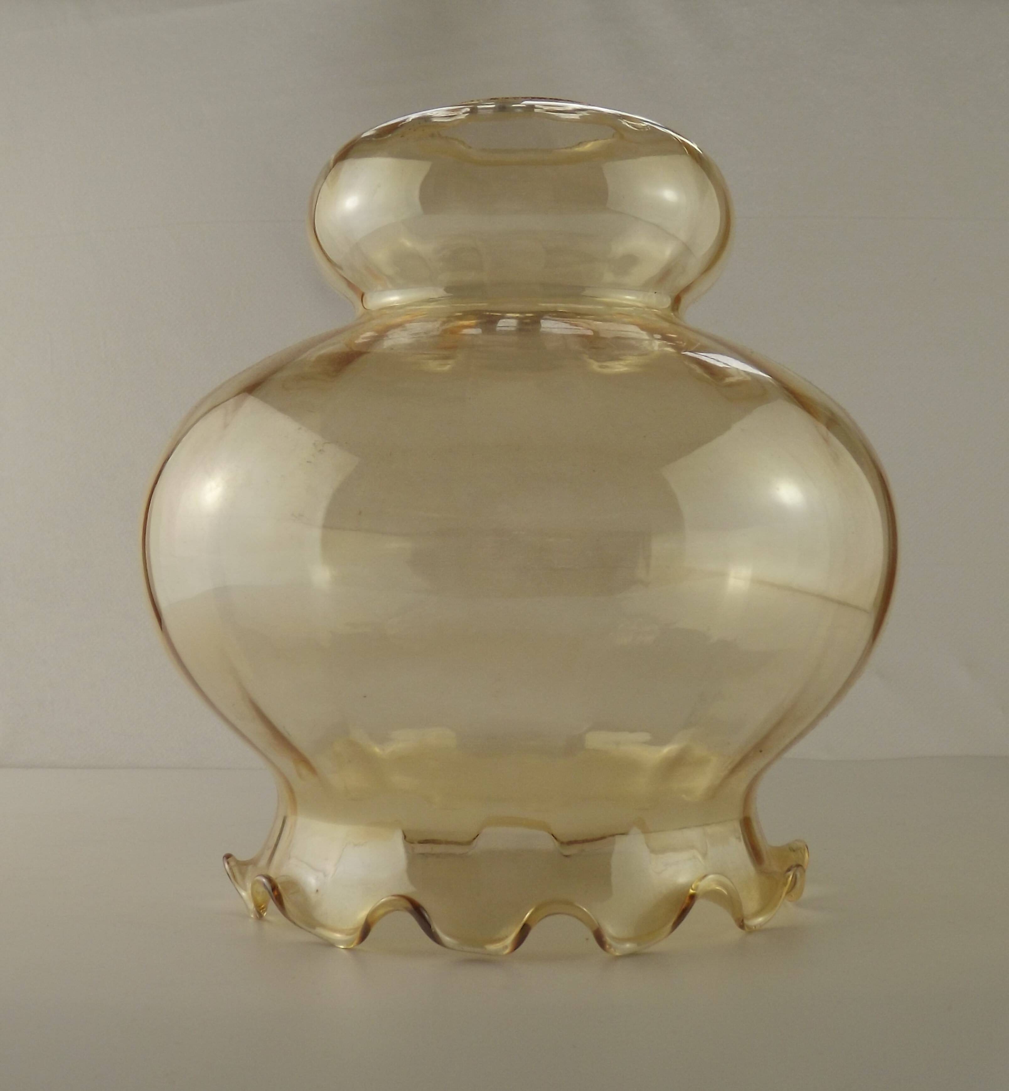 Grand abat-jour en verre ambré du milieu du siècle avec effet nervuré et bord festonné