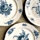 4 assiettes plates en terre de fer blanche et bleue