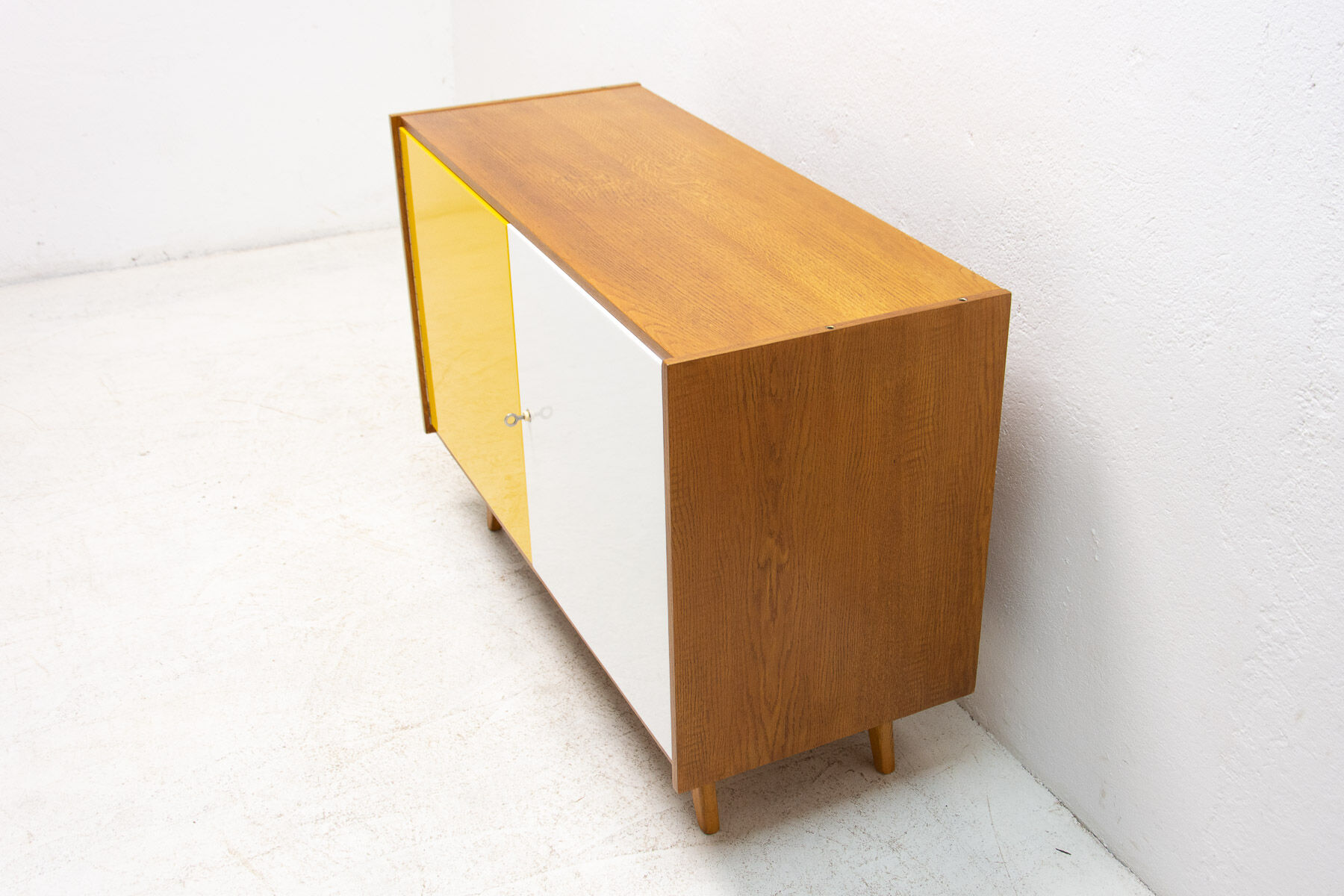 Buffet U-450 du milieu du siècle entièrement restauré par Jiří Jiroutek, années 1960, Tchécoslovaquie