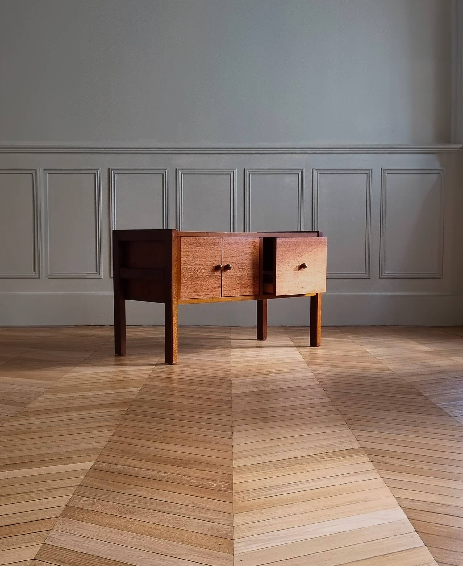 Cabinet enfilade moderniste