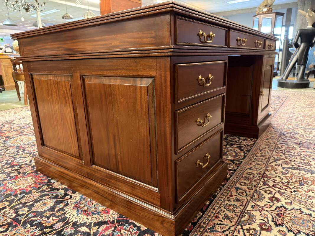 Large English Chesterfield Desk Partnerdesk