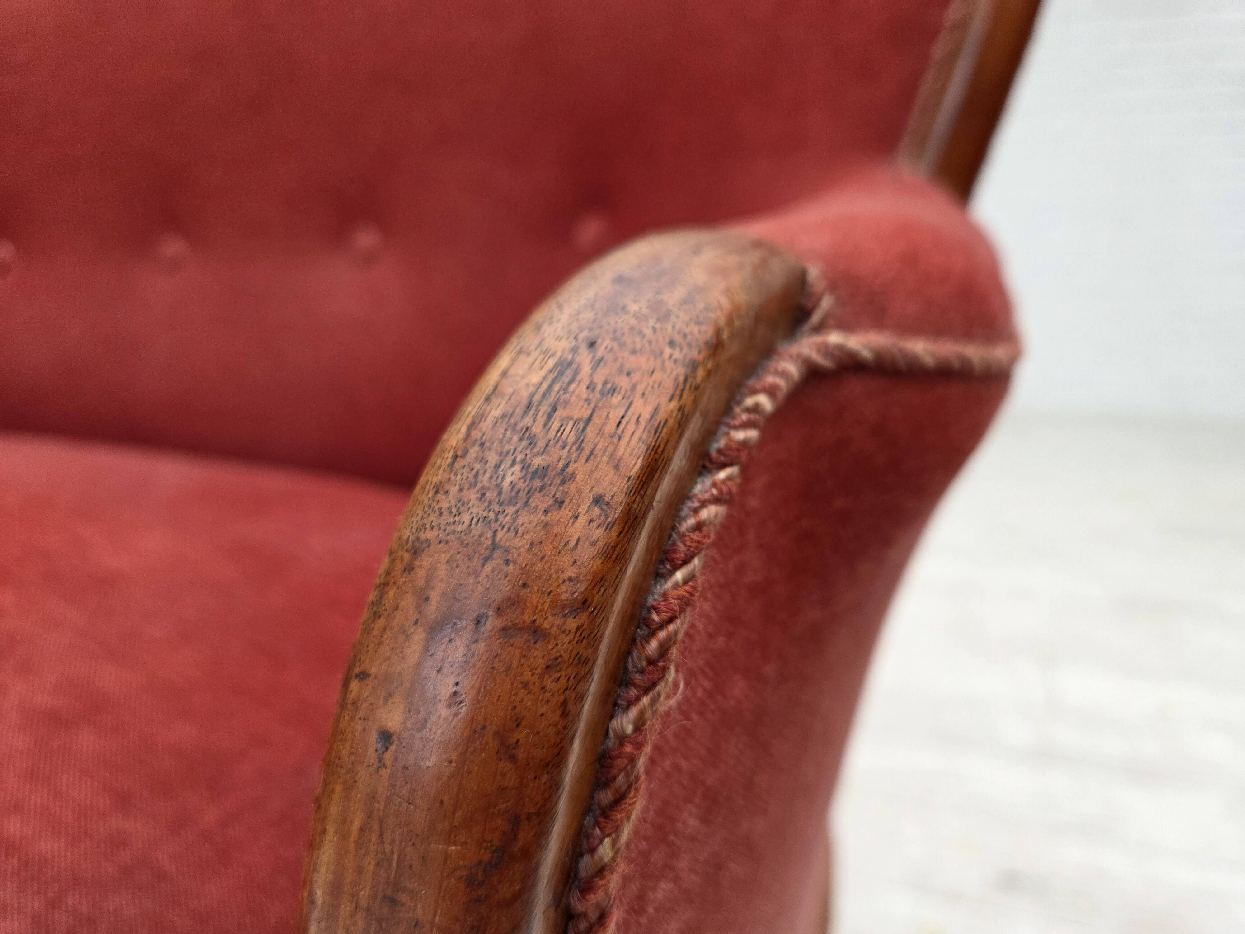 Canapé danois 2 places des années 1930, velours d'ameublement rose saumon, bois de frêne.