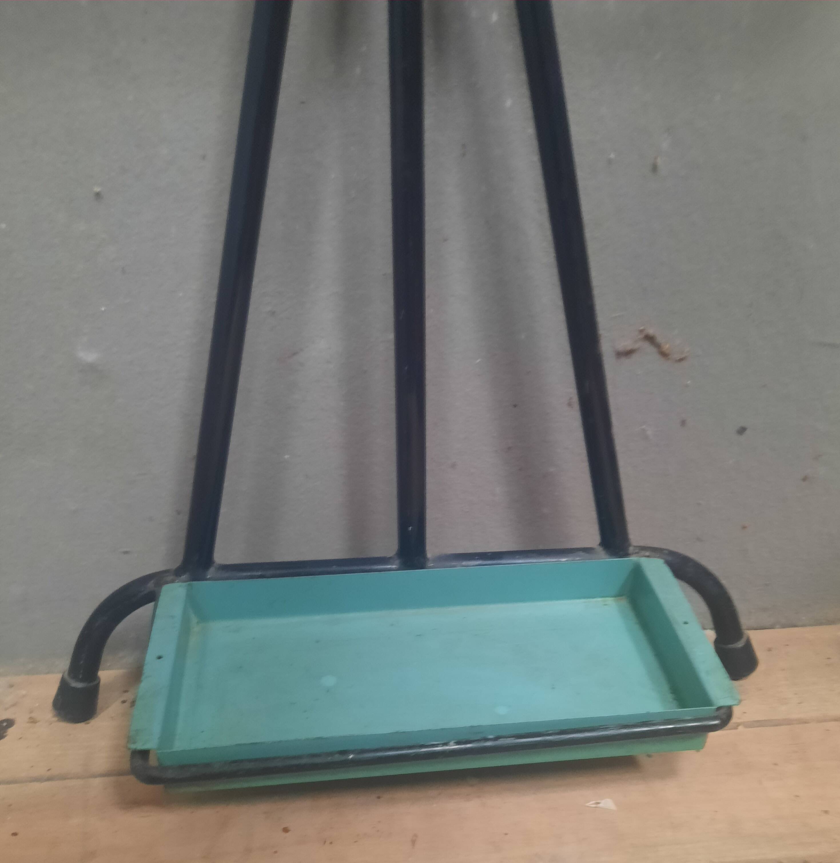 Porte manteau mural sur pied à boules de couleur