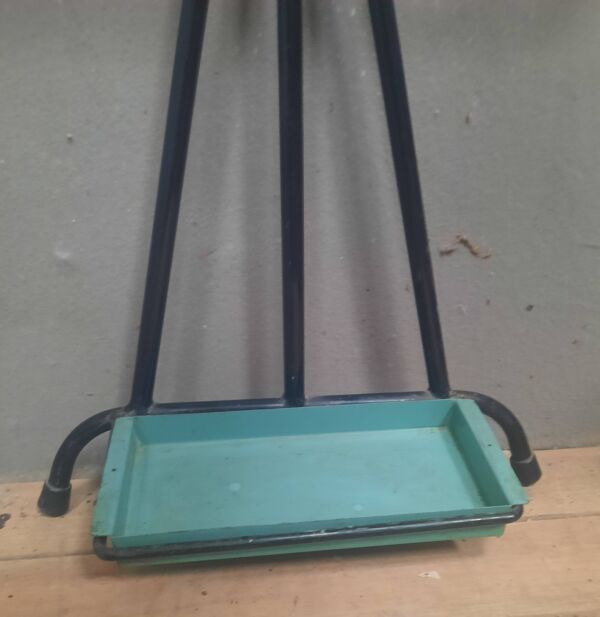 Porte manteau mural sur pied à boules de couleur