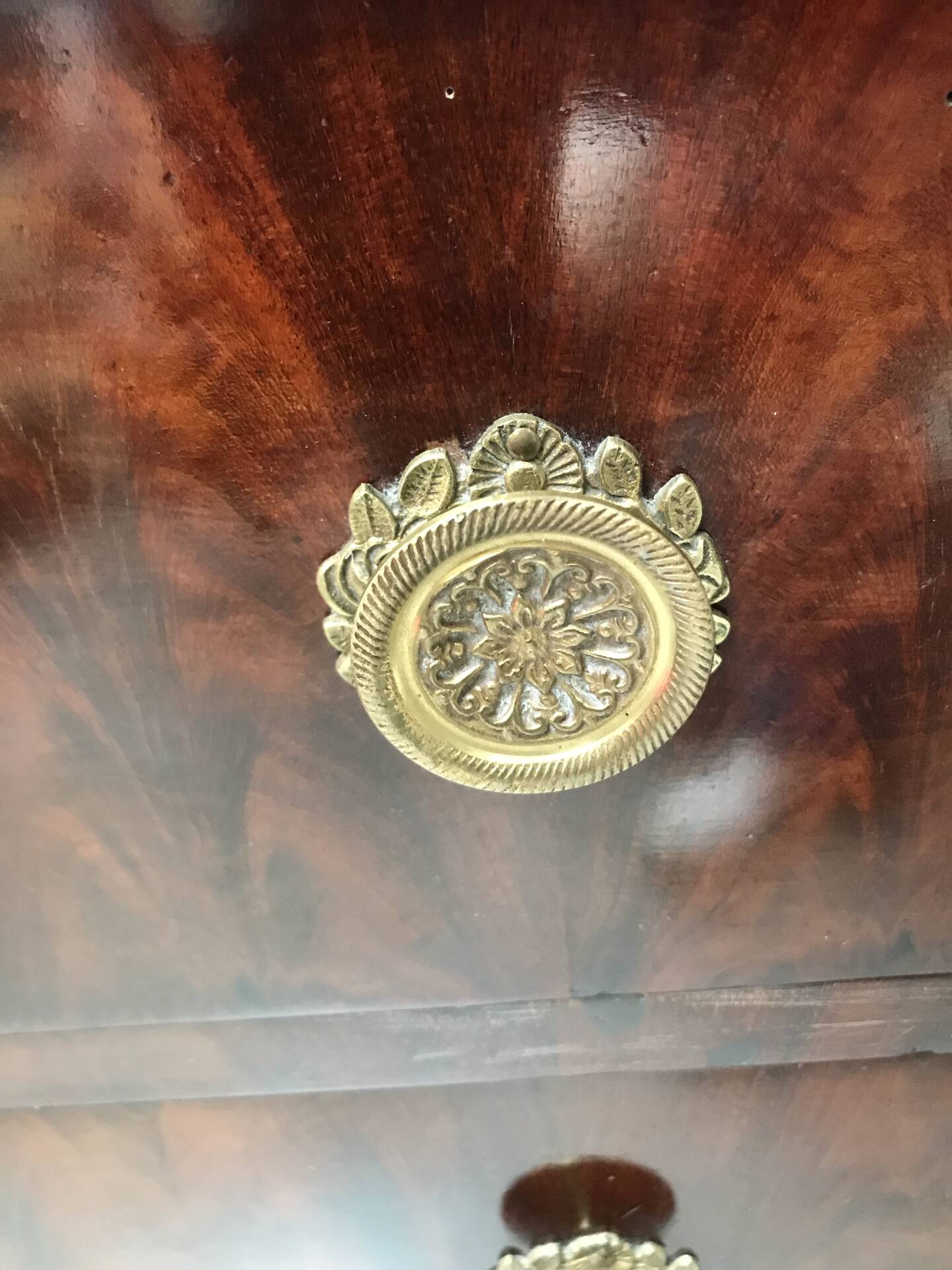 Commode à trois tiroir dessus marbre gris, de style second empire