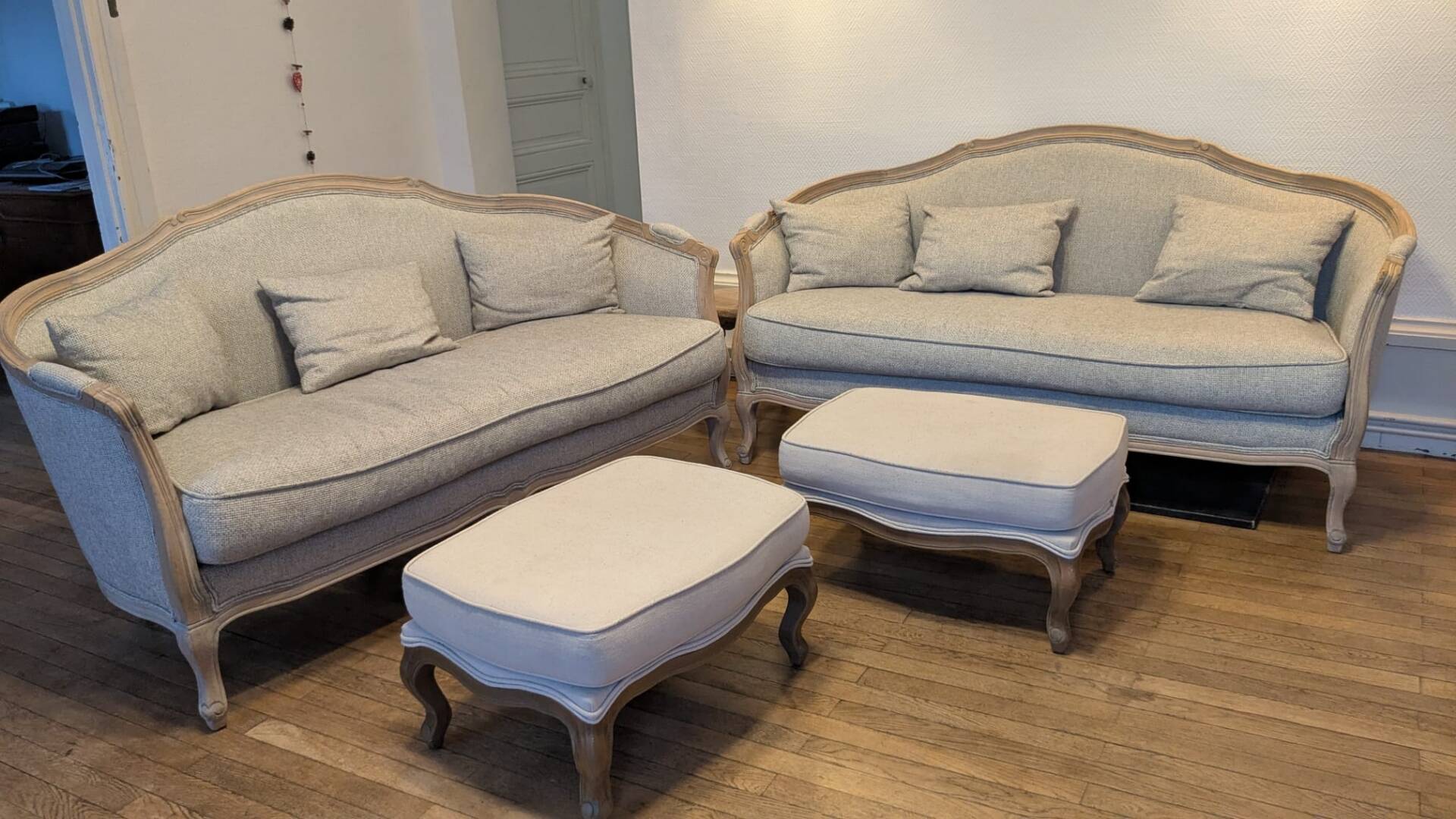 2 high-end Louis XV benches with poufs