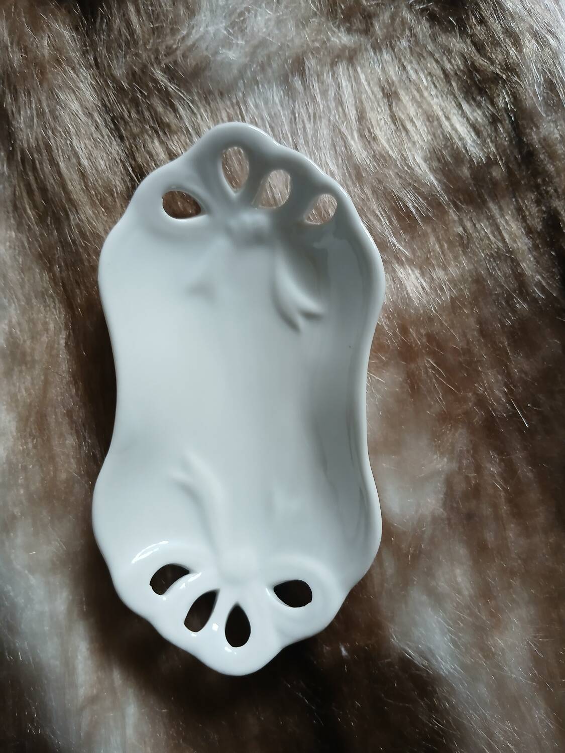 6 white porcelain bowls