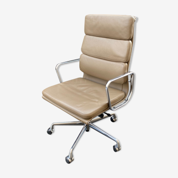 Armchair Charles and Ray Eames ea 219 edition Vitra taupe leather