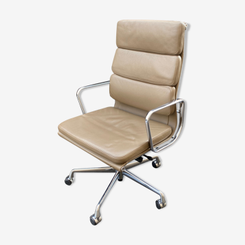 Fauteuil Charles et Ray Eames ea 219 édition Vitra cuir taupe