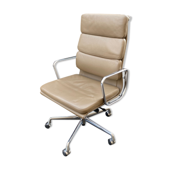 Fauteuil Charles et Ray Eames ea 219 édition Vitra cuir taupe