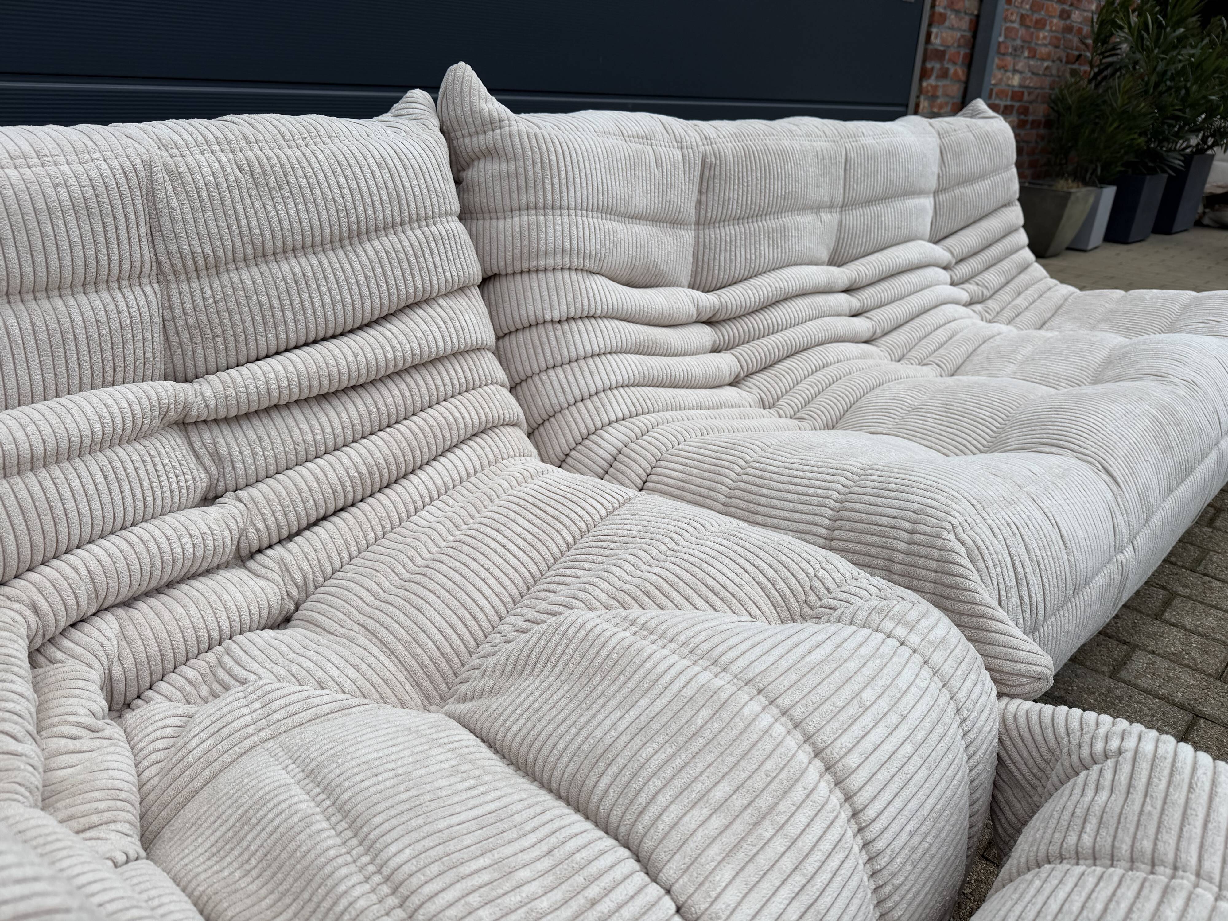 Ligne Roset Togo 3 places, 2 places et d'angle en velours côtelé beige