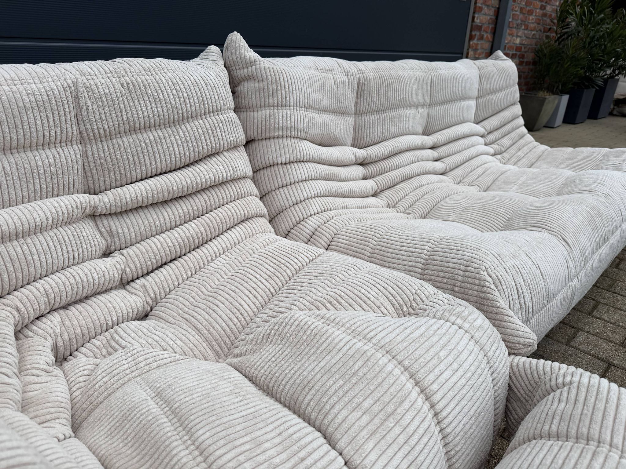 Ligne Roset Togo 3 places, 2 places et d'angle en velours côtelé beige