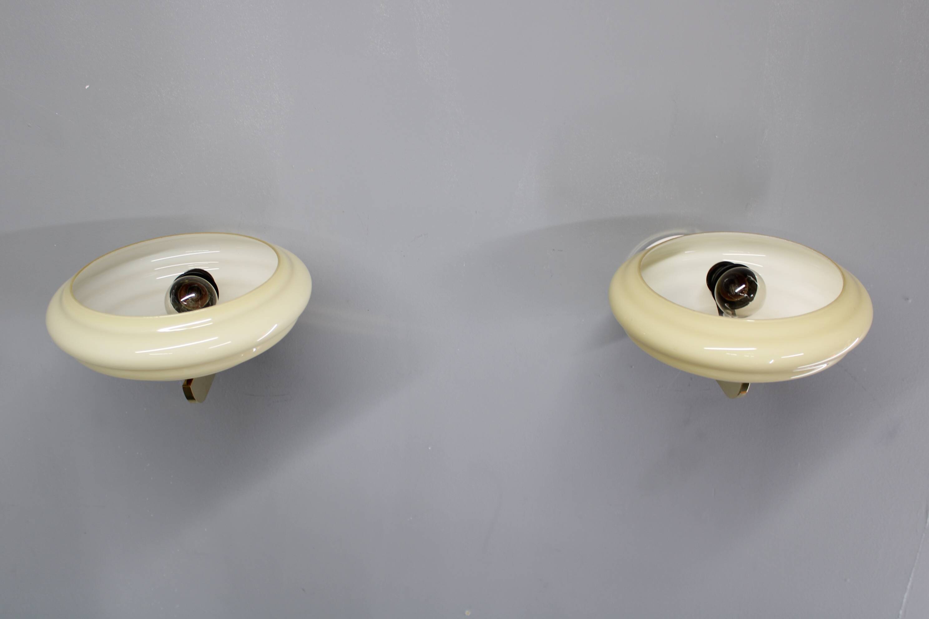 Paire d'appliques murales Art Déco tchécoslovaques des années 1940 en laiton avec abat-jour en verre opalin