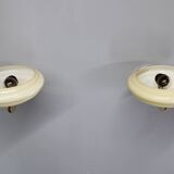 Paire d'appliques murales Art Déco tchécoslovaques des années 1940 en laiton avec abat-jour en verre opalin