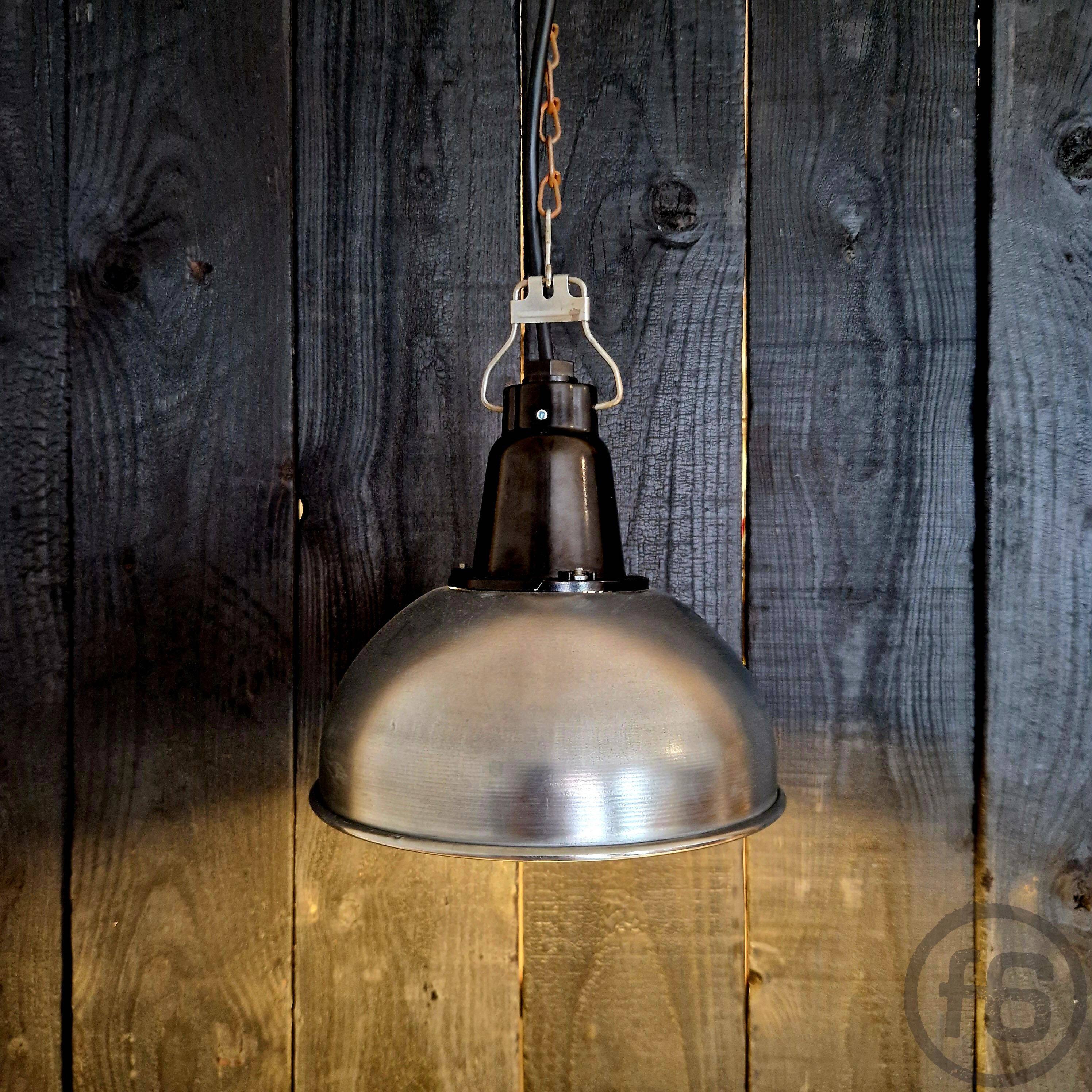 „Judith“ Petite lampe en bakélite ukrainienne noire / polie