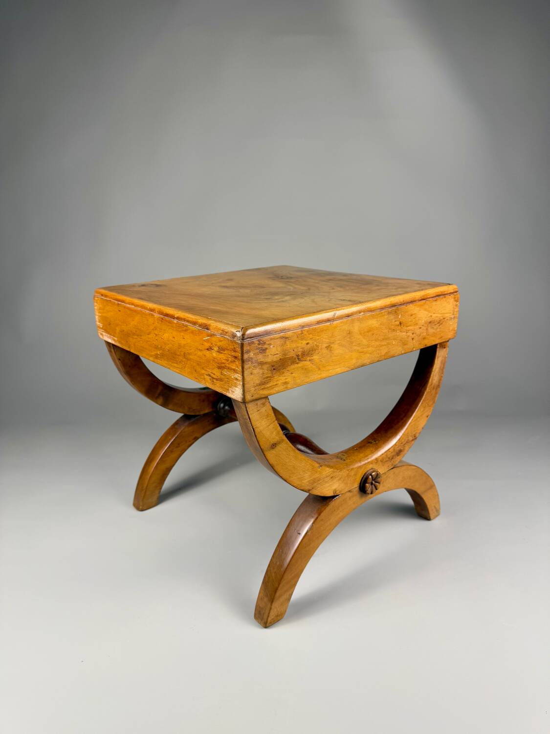 Vintage side table in solid wood with drawer