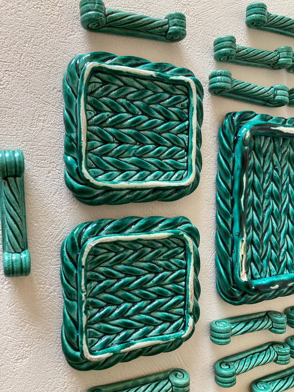 Table set in green Vallauris woven Barbotine
