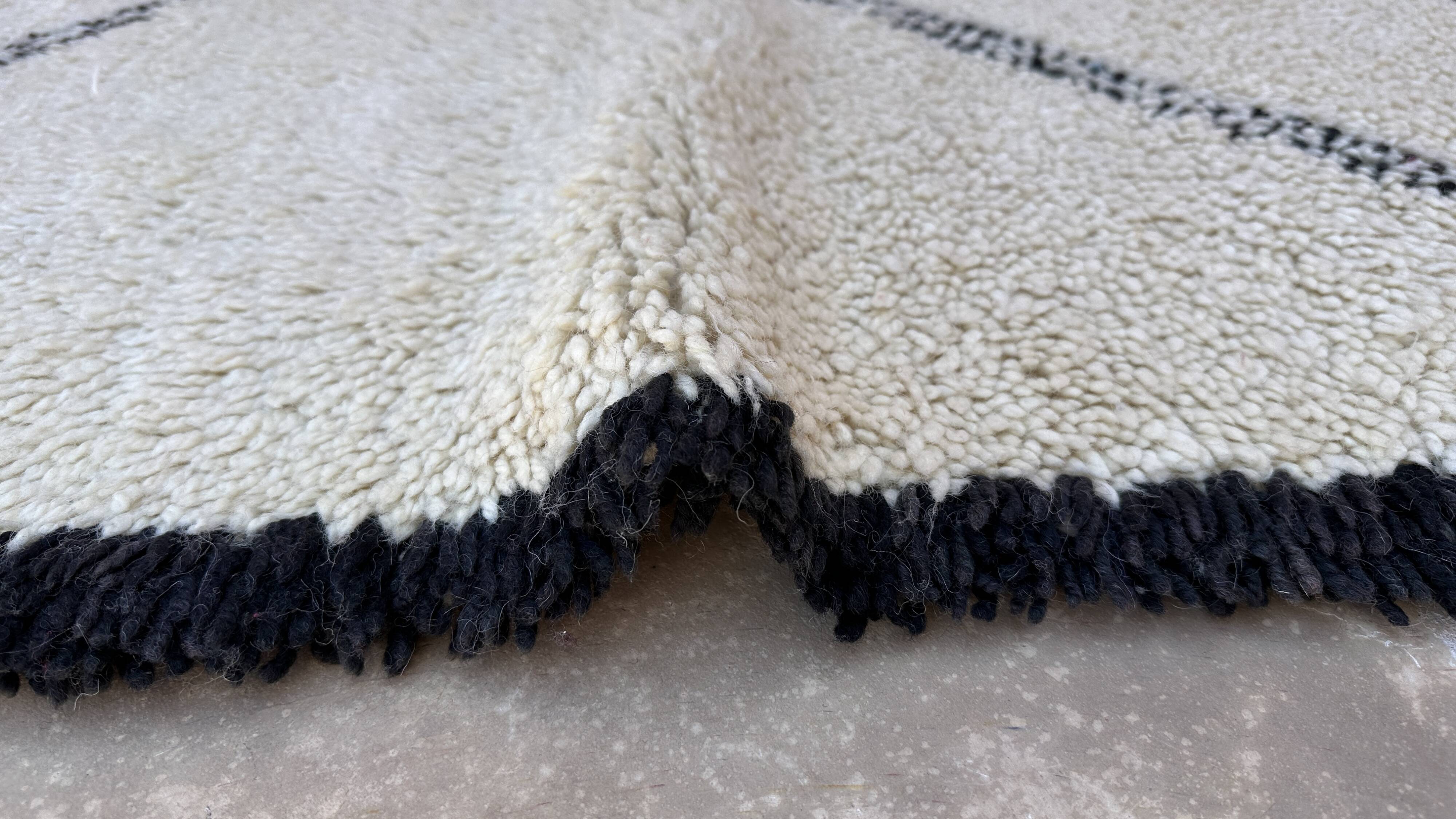 White Marmoucha Moroccan rug - 245 x 154 cm