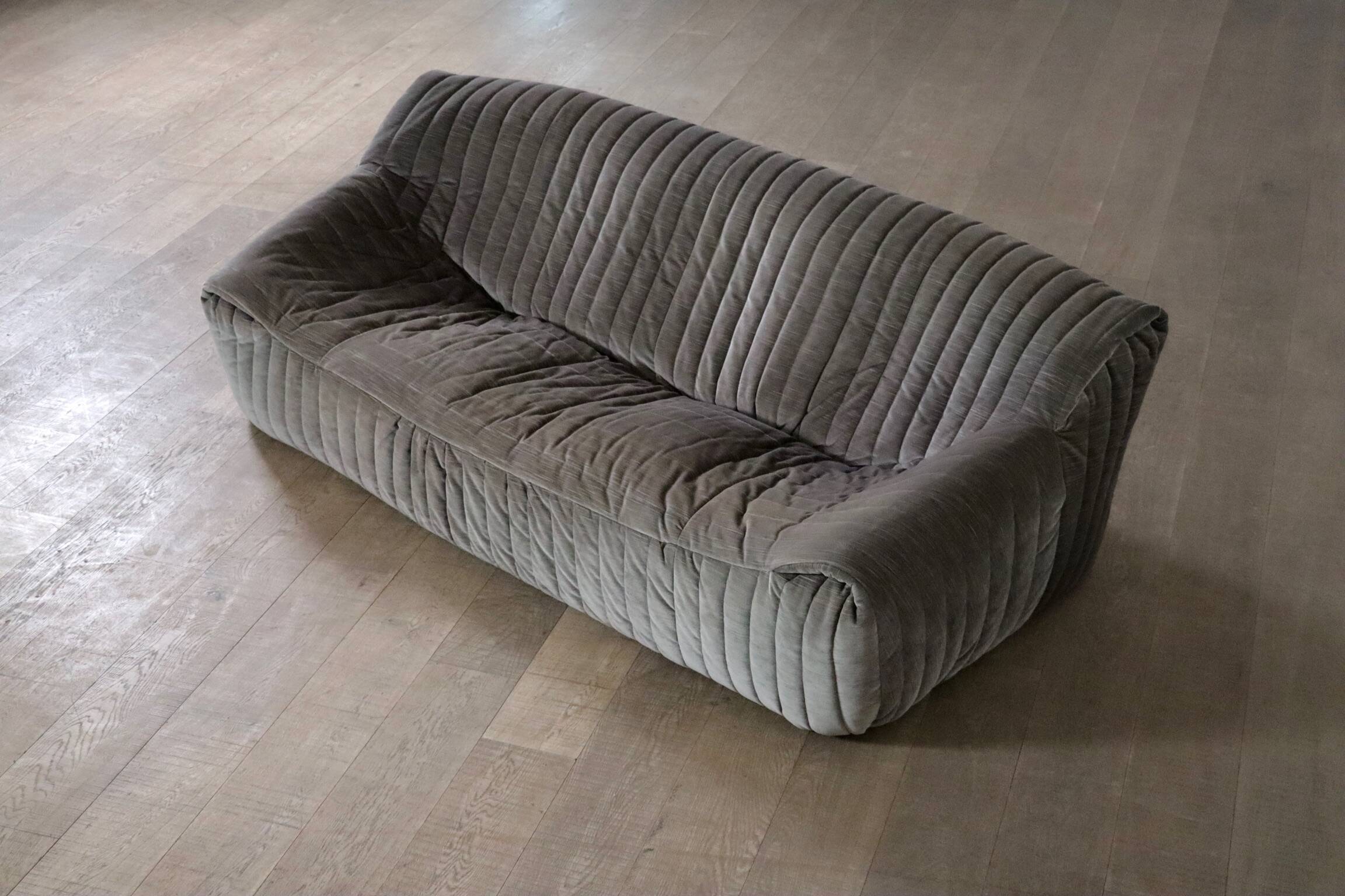 Canapé trois places original Cinna Sandra en velours par Annie Hieronimus, France années 1970