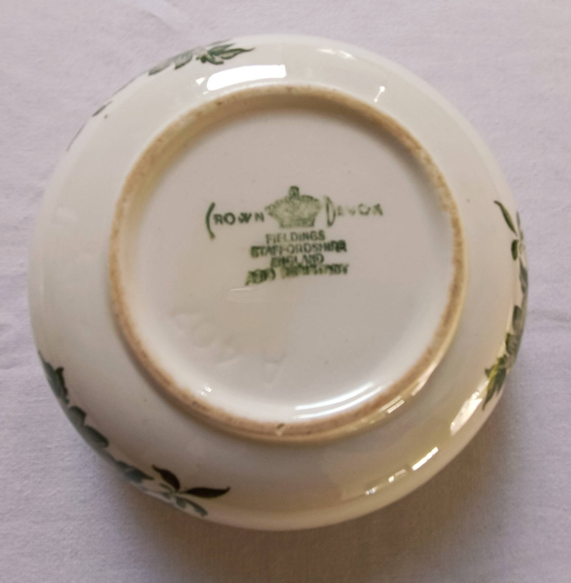 Bonbonnière or vintage jewellery box in Crown Devon earthenware, England.