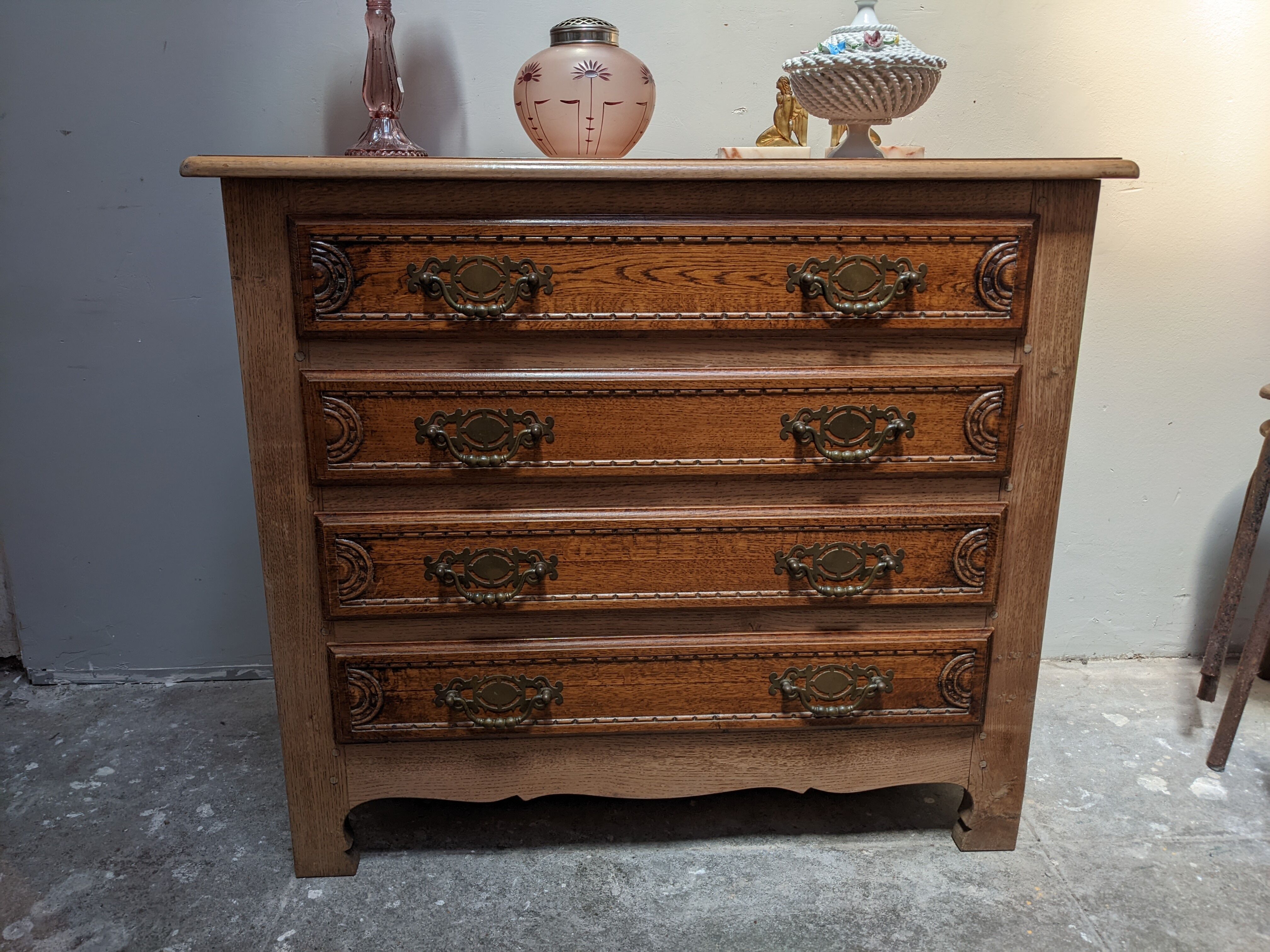 Oak chest of drawers
