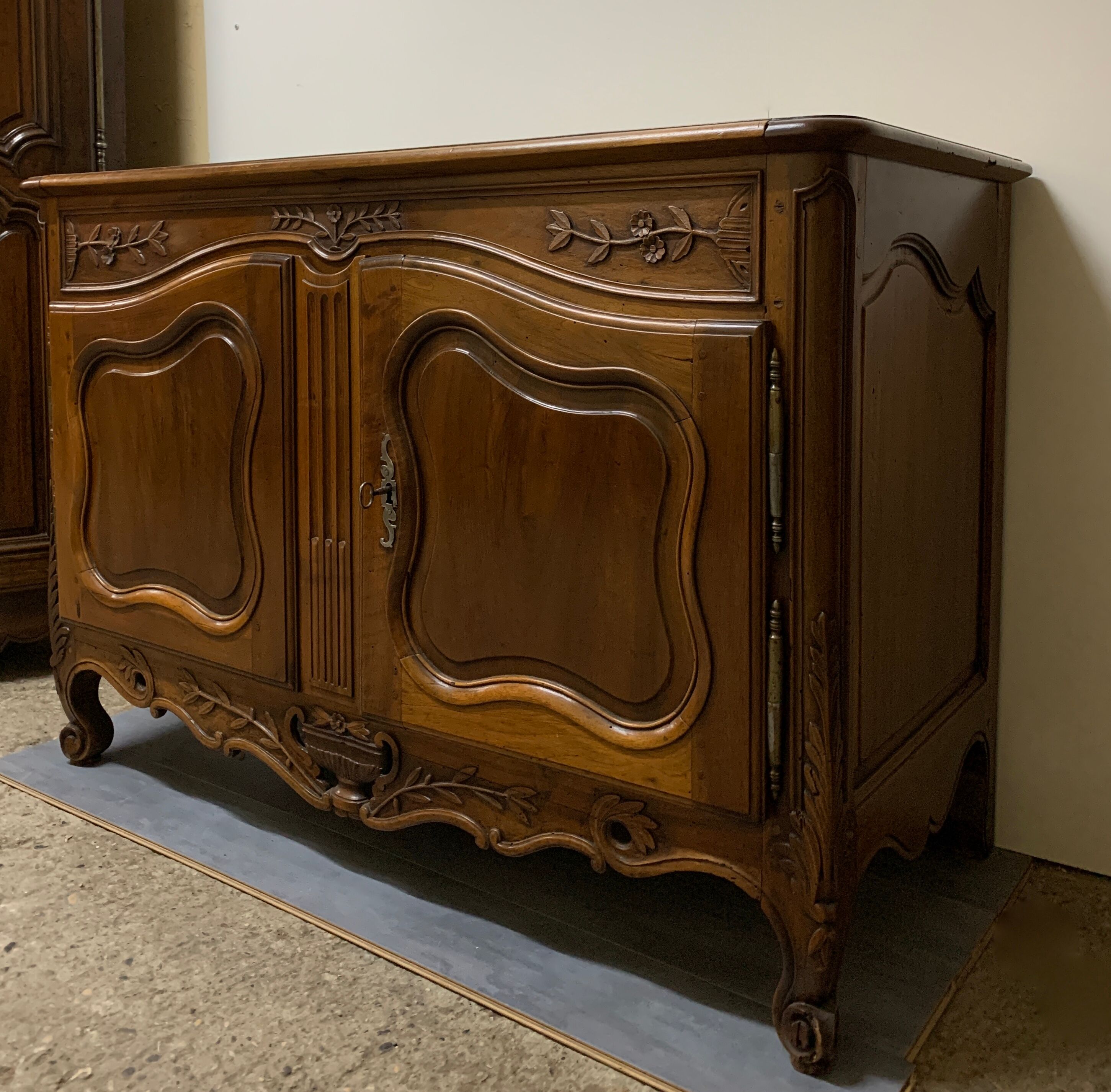 openwork Provençal credenza in walnut of the eighteenth century