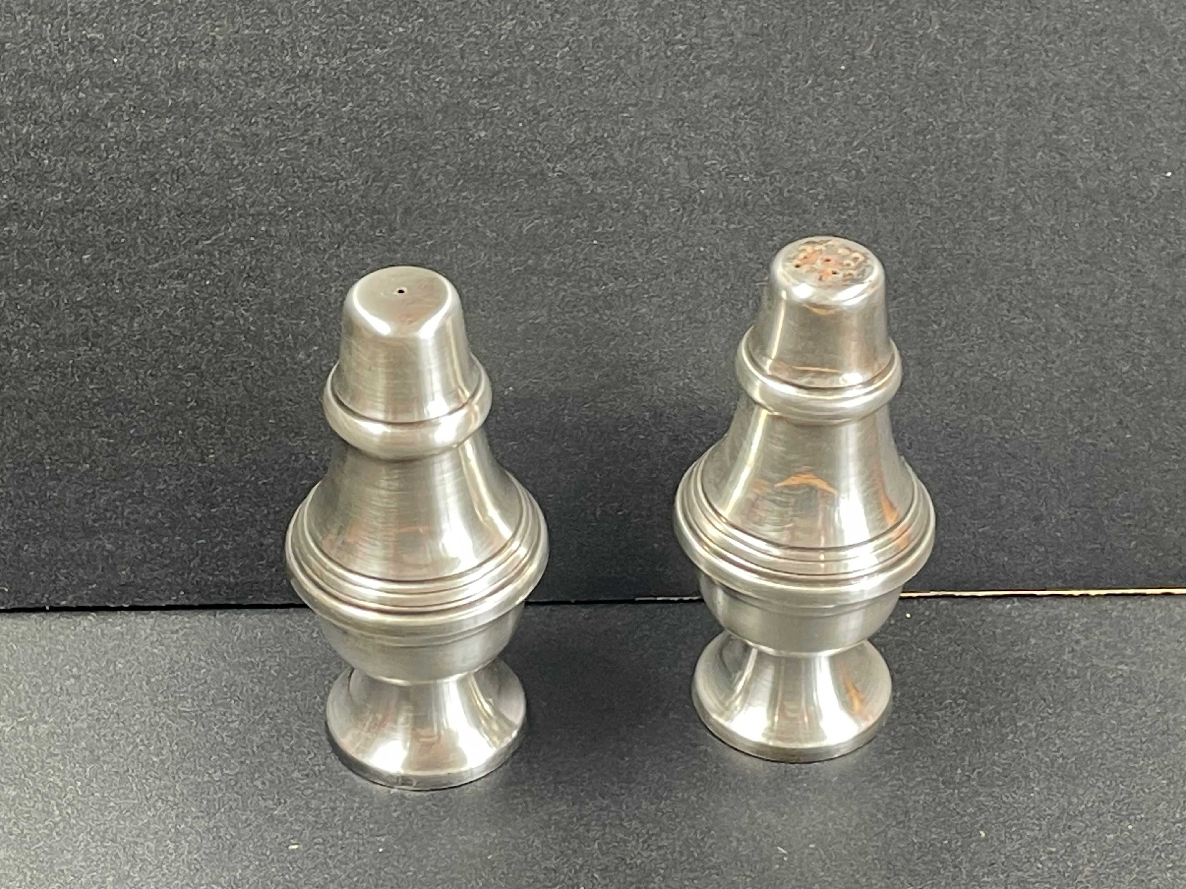 Pair of salt salt shakers pepper in silver metal