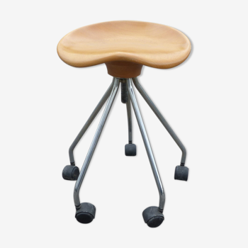 Stool metal structure adjustable in height on wheels
