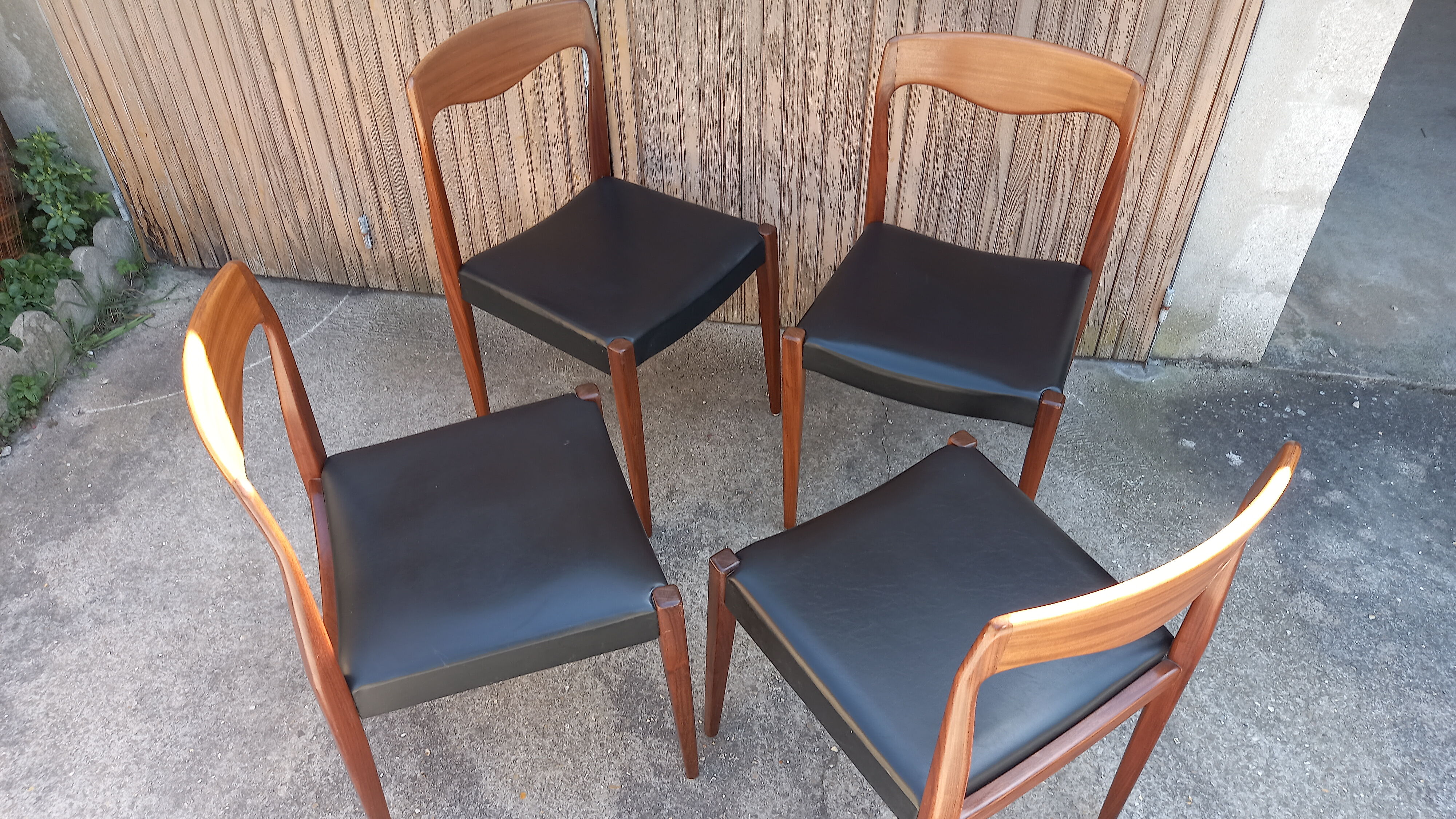 Suite de quatre chaises teck vintage