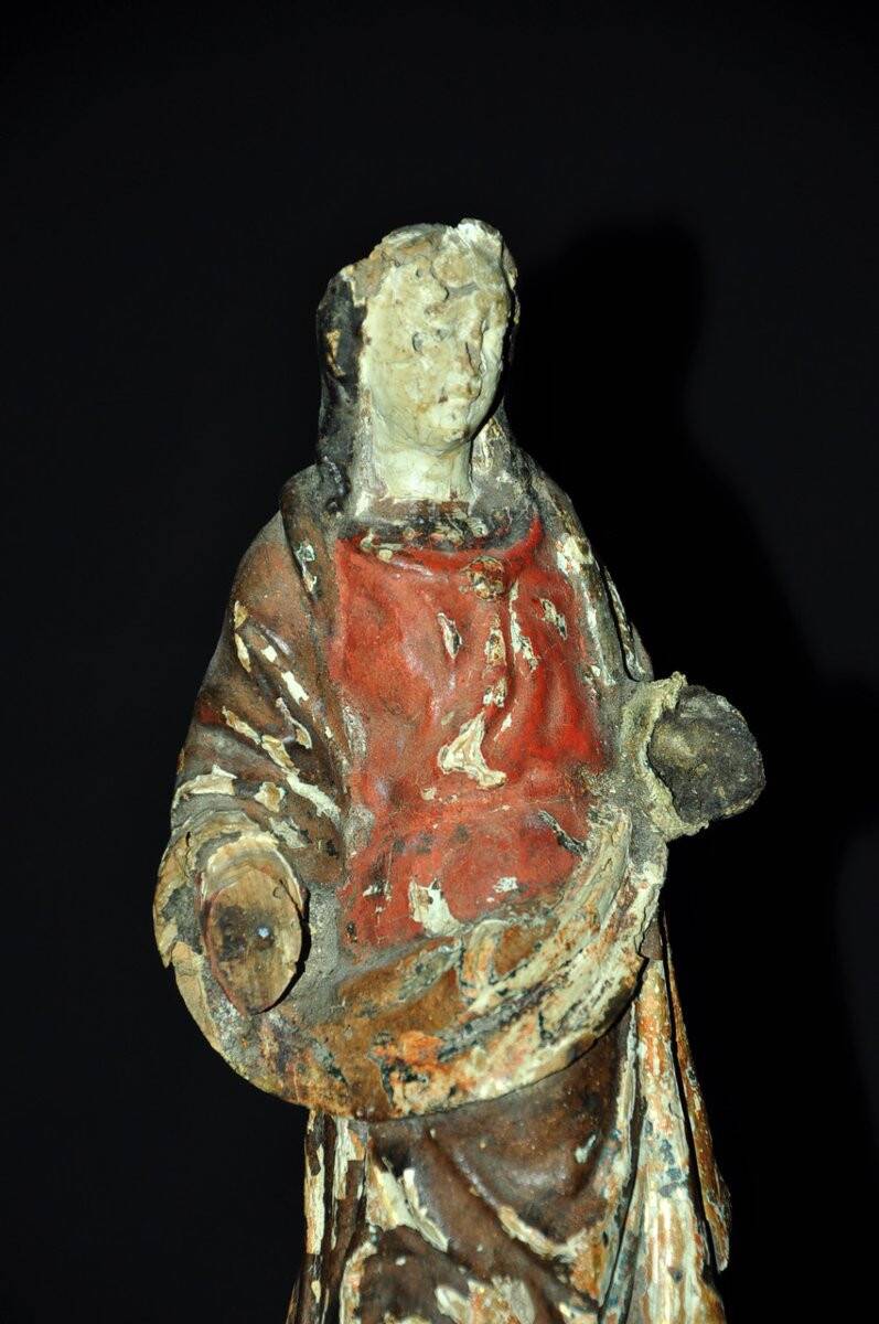 Sculpture en bois polychrome représentant la Vierge, XVIIe siècle