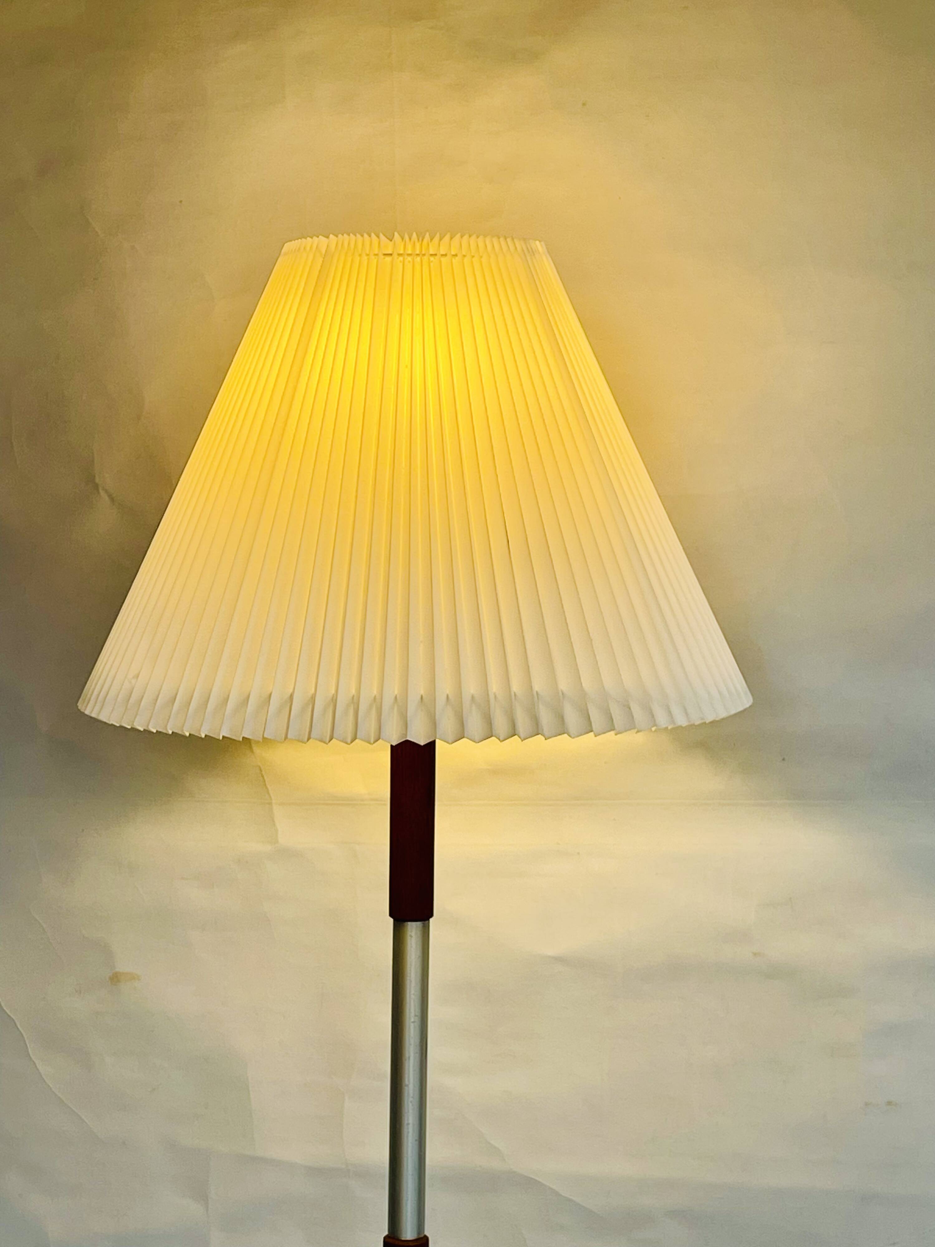 Mid-century floor lamp in teak and aluminum design w/ shade - Denmark 1960s