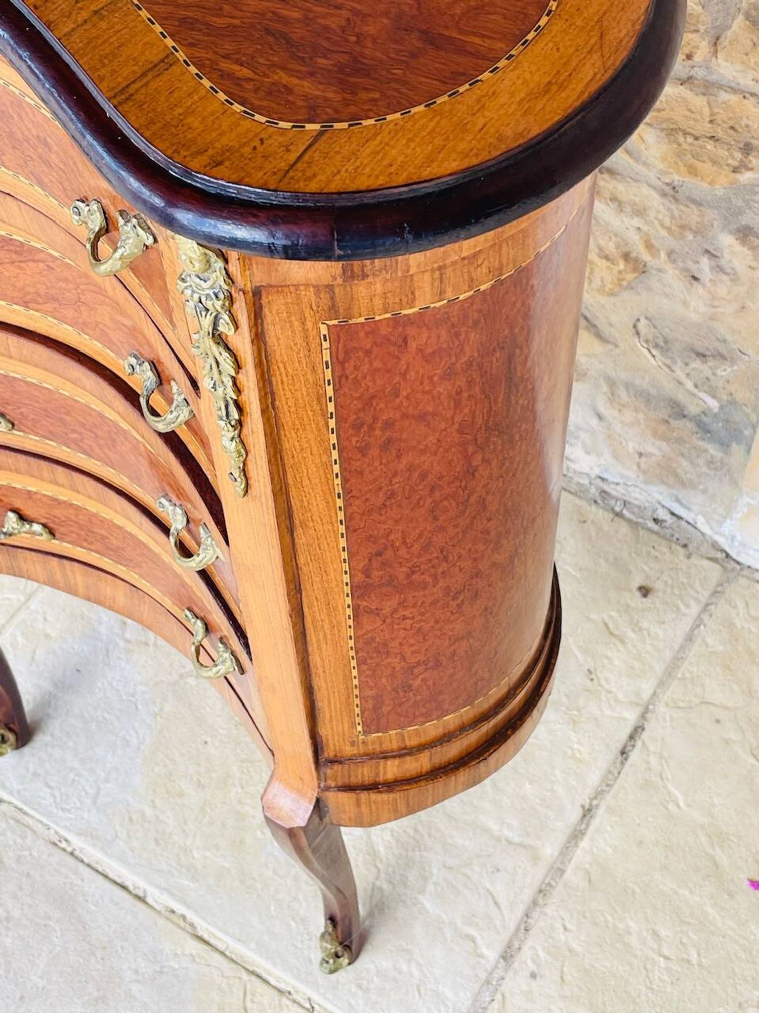 Commode style Louis XV en loupe d'orme et noyer