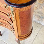 Commode style Louis XV en loupe d'orme et noyer