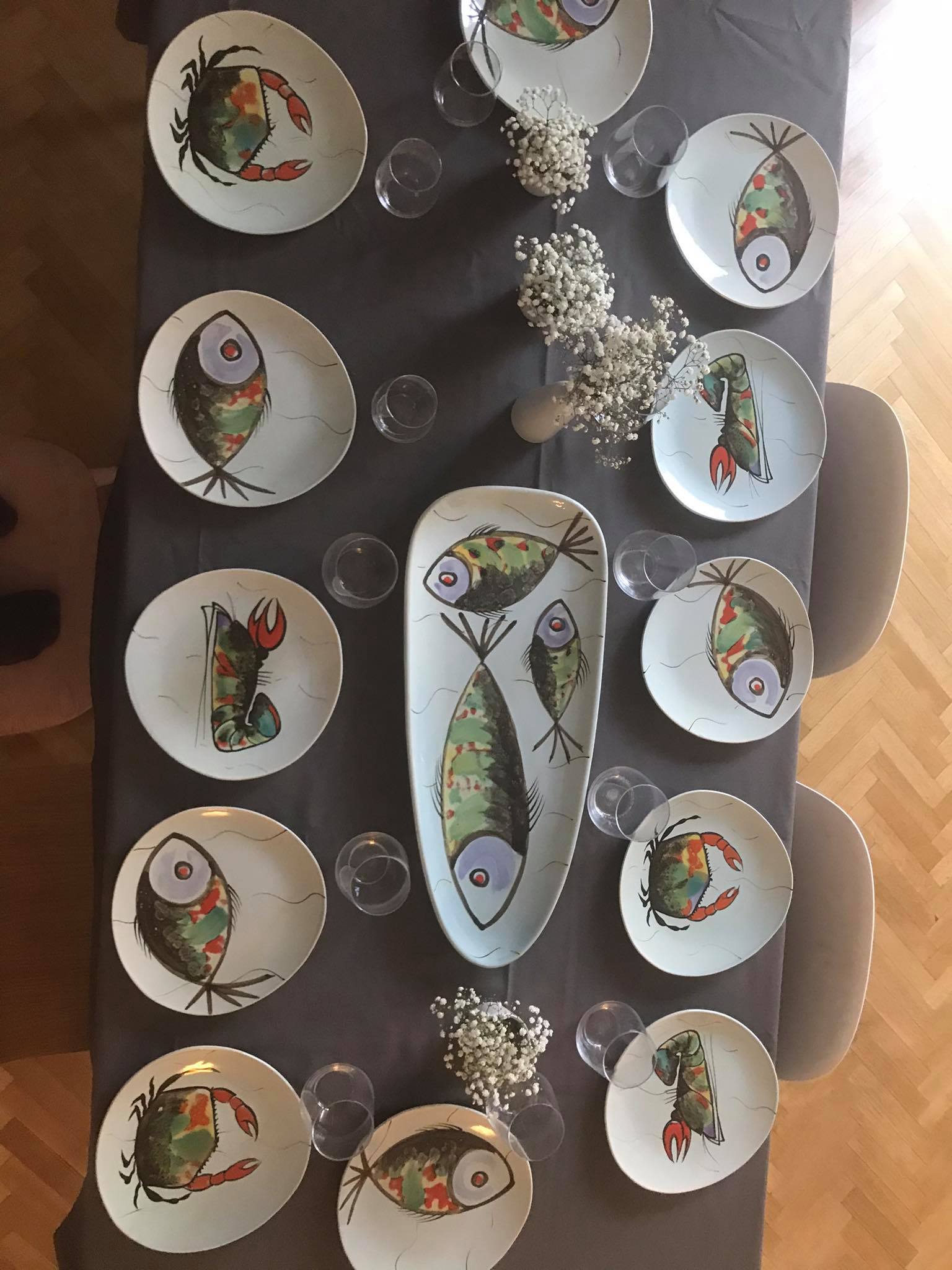 Set de 12 assiettes plates et grand plateau Poisson fruits de mer faïence Pornic France 60s