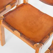 Ensemble de quatre chaises vintage. Bois d'orme et cuir. Maison Regain 70s
