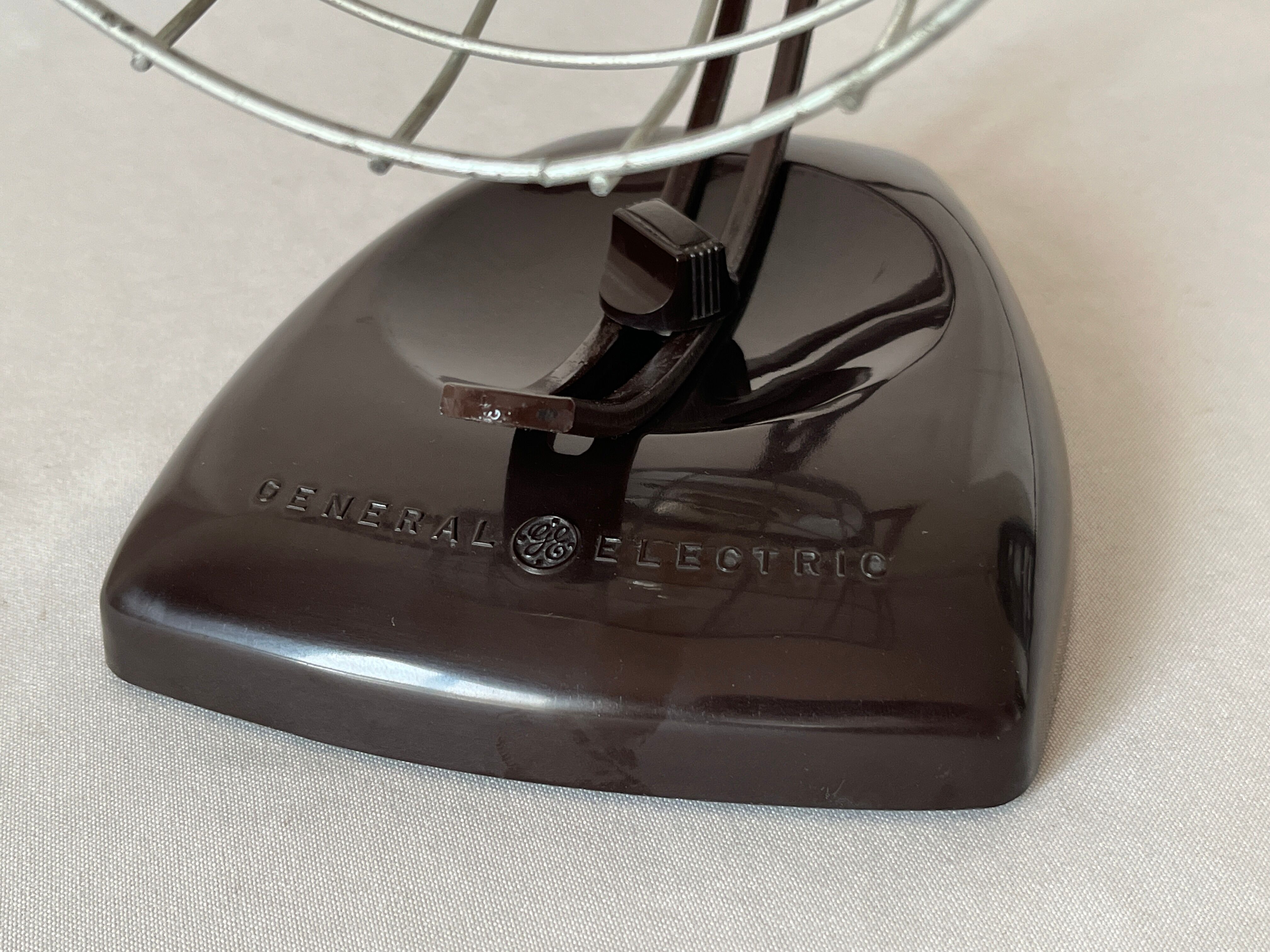 Table lamp Theralux General Electric GE bakelite and industrial metal grid infra red 1930