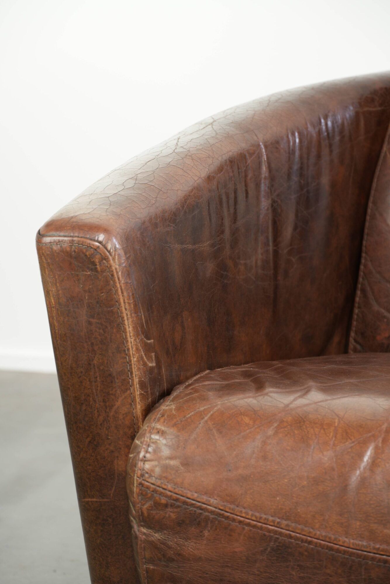 Cow leather armchair in Aviator design with patina and a warm appearance