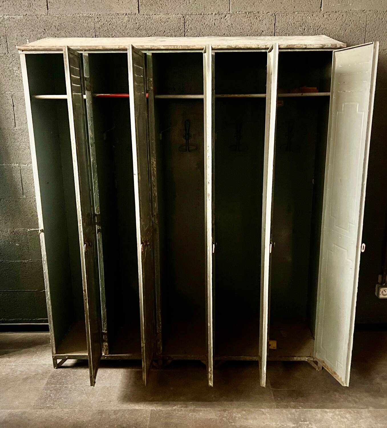 Industrial locker room from the Gantois brand around 1930