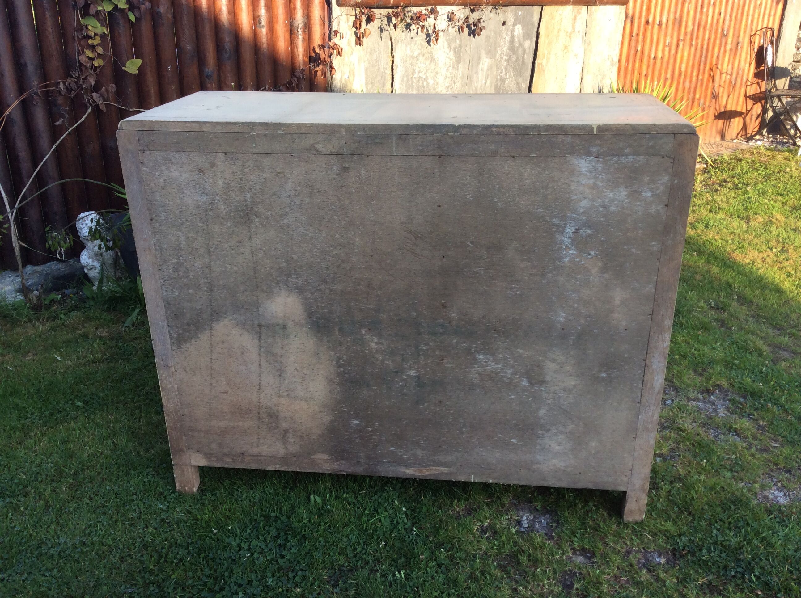 Buffet convenient vintage Mado lacquered white beige in good condition.