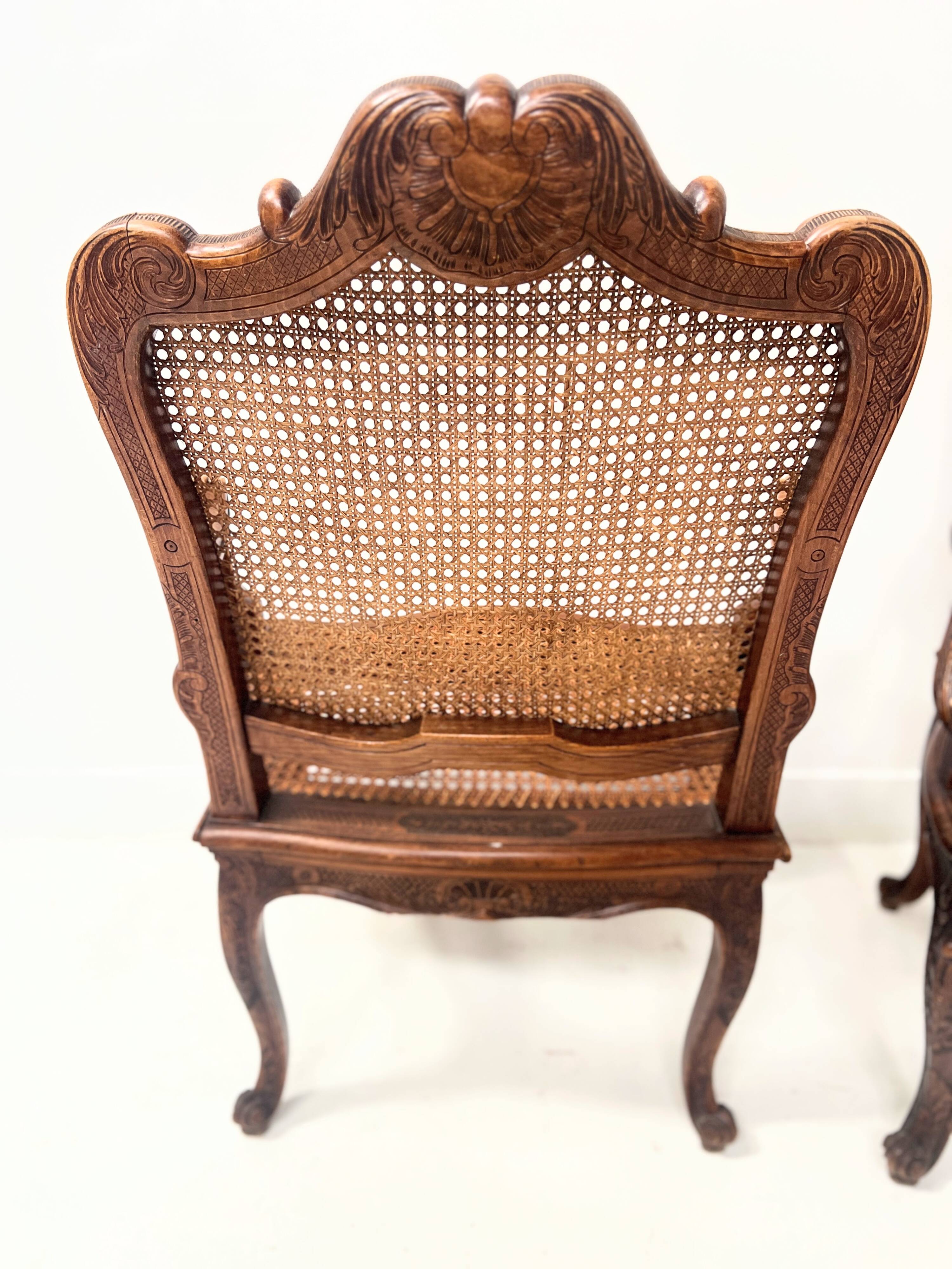 Paire de fauteuils de style Régence en bois naturel XIX siècle