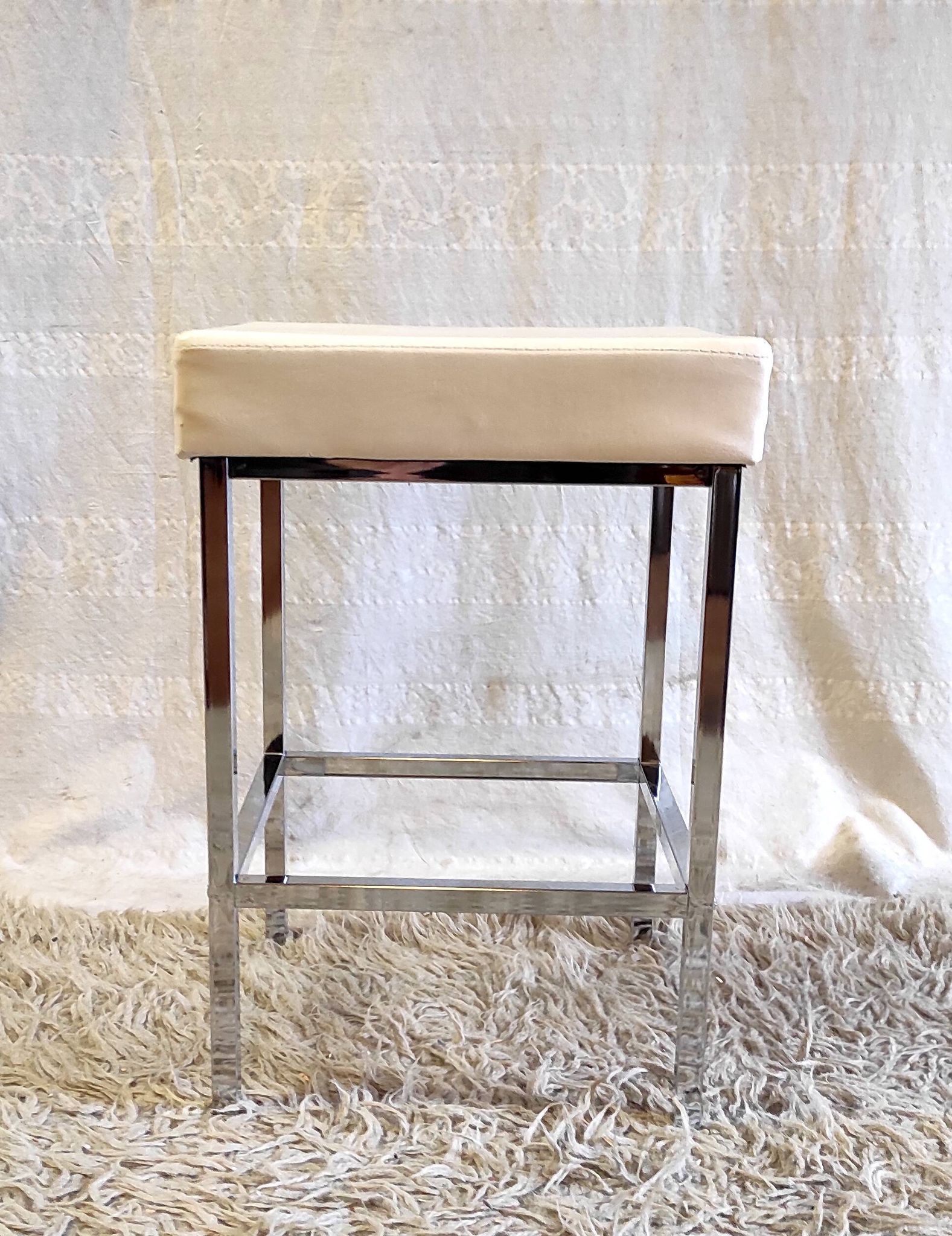 Tabouret design en métal chromé et similicuir blanc - mid. XXème