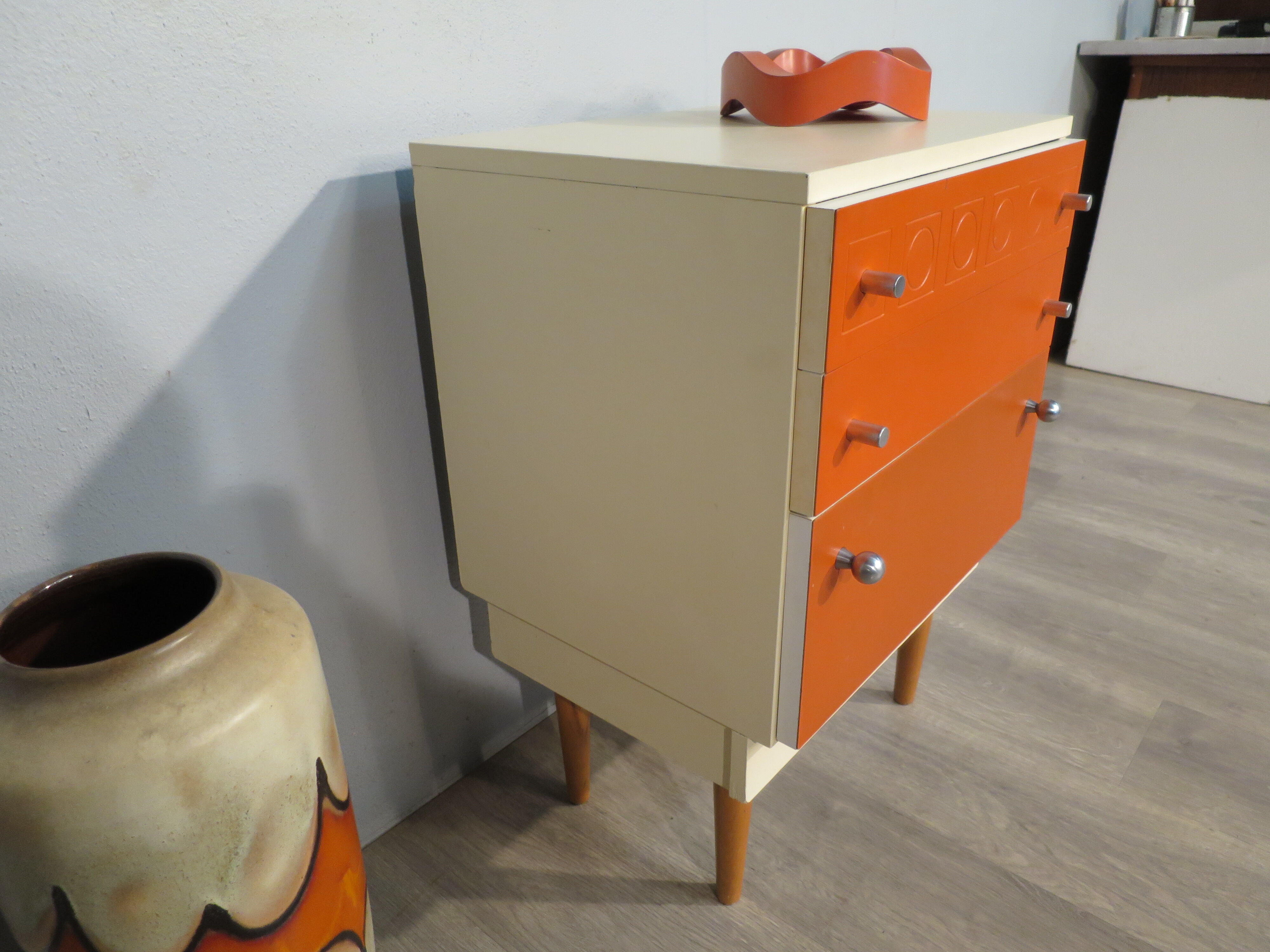 Meuble d'appoint vintage orange