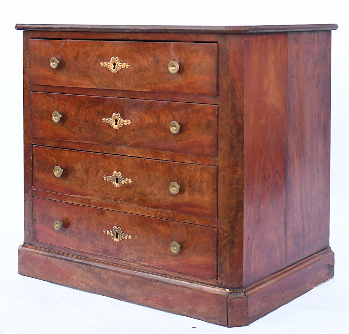 Mahogany chest of drawers