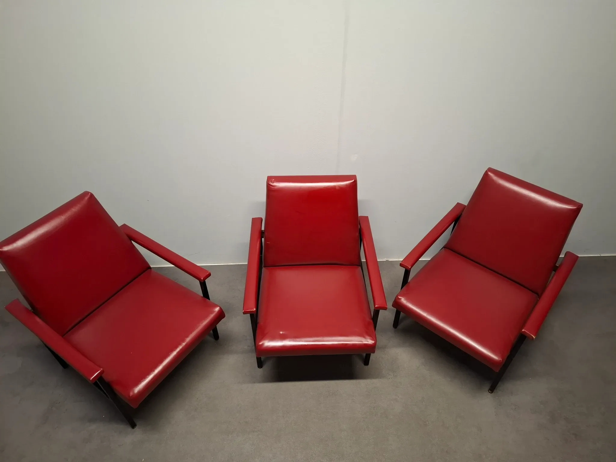 Ensemble de 3 fauteuils rouges de style mid-century moderne, Tchécoslovaquie, années 1970.