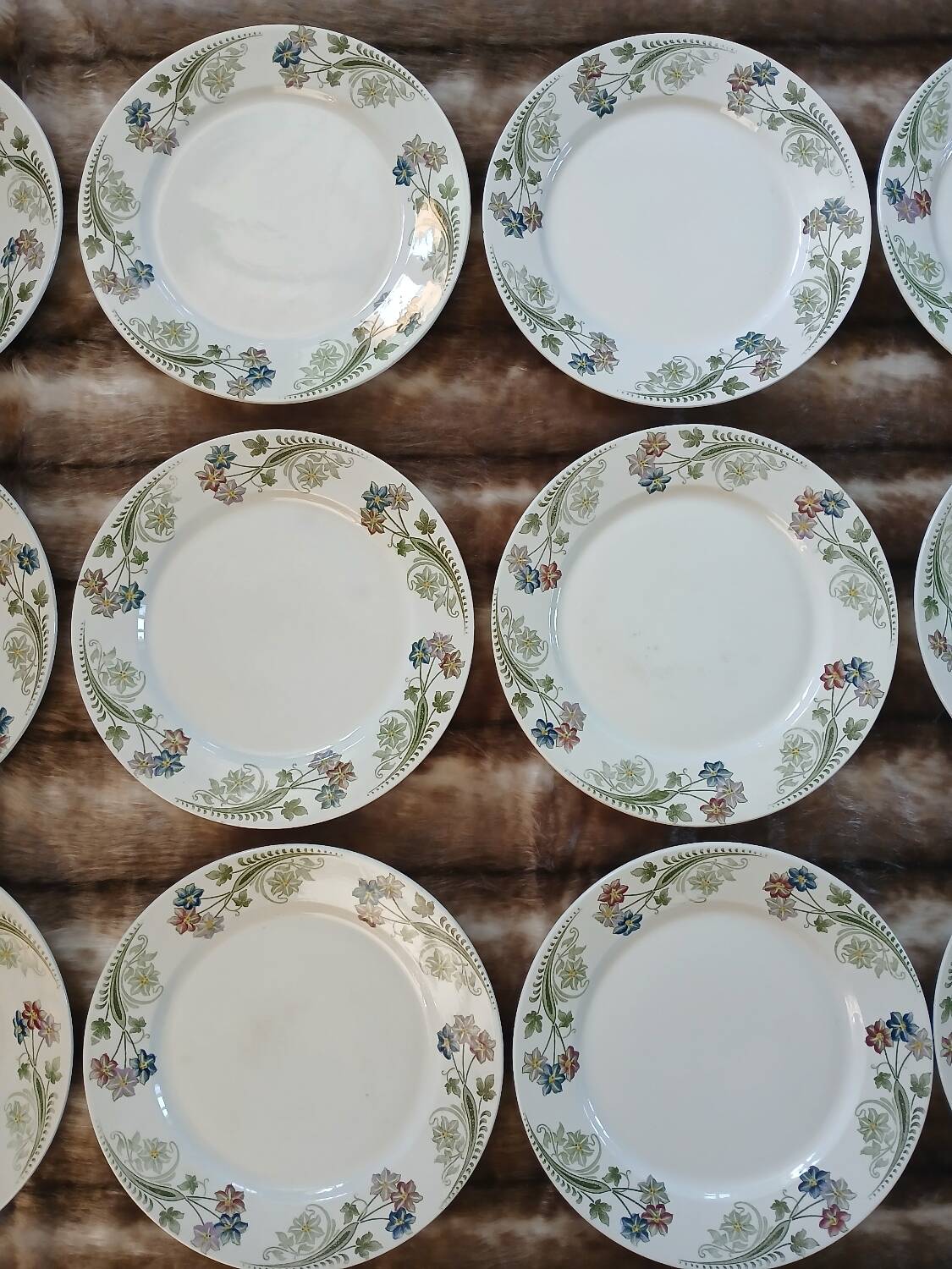 23 assiettes + plat anciens U&C Sarreguemines
