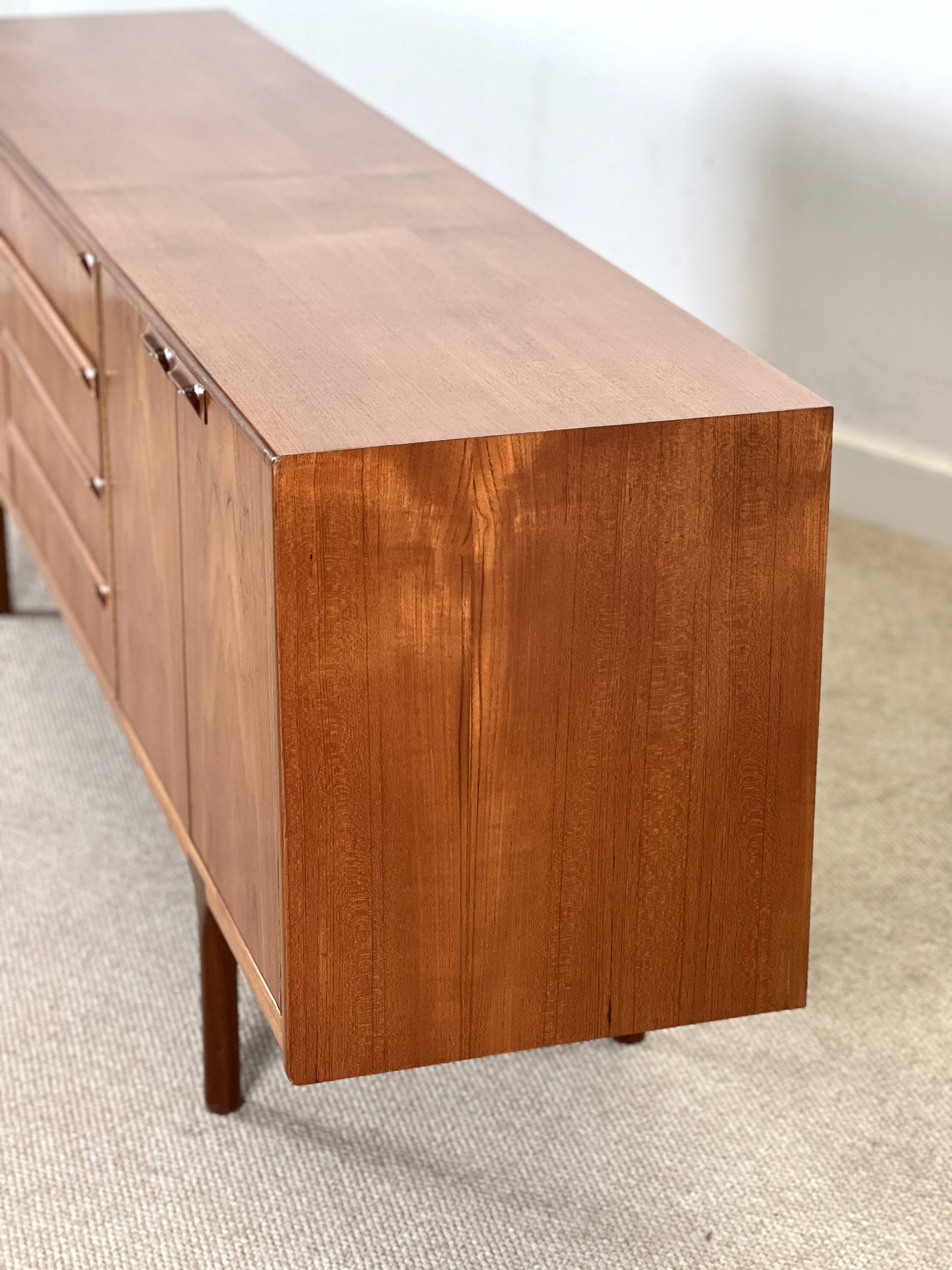Buffet McIntosh (Collection Dunbar)