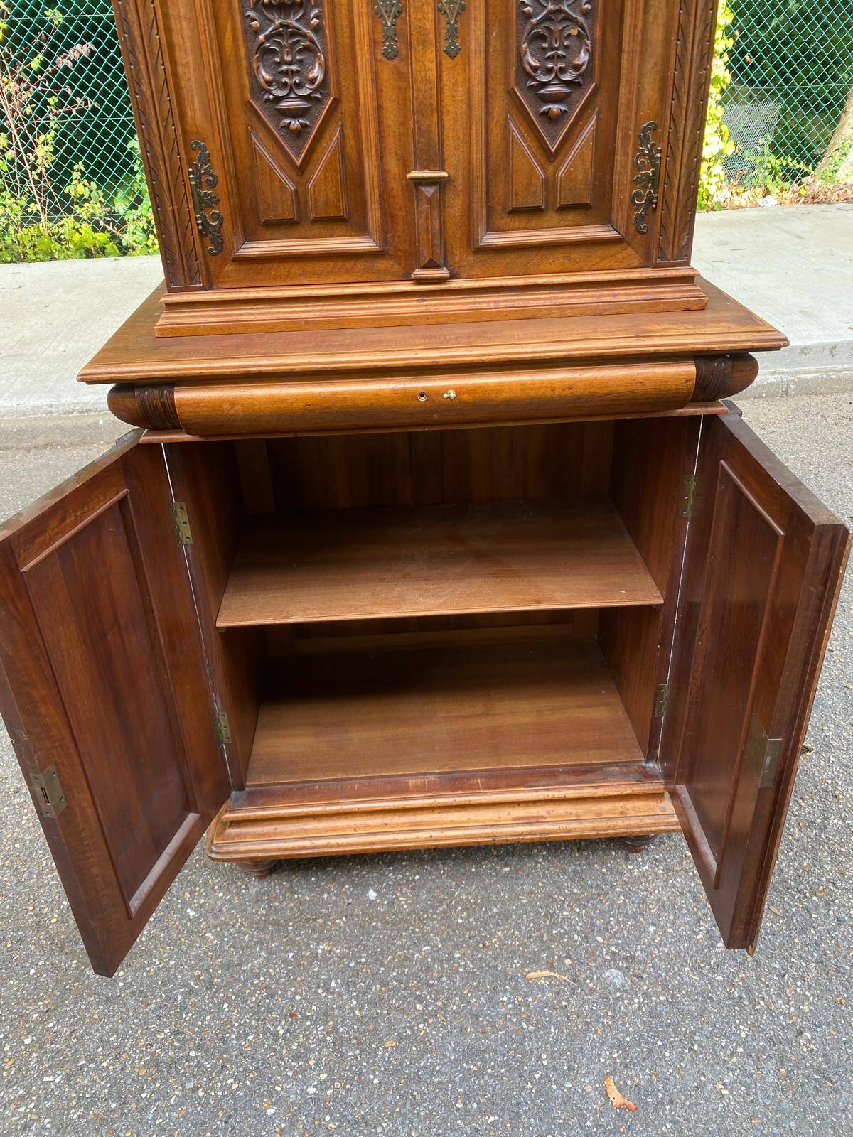 Renaissance sideboard with recess, 17th century, in carved walnut, 177cm